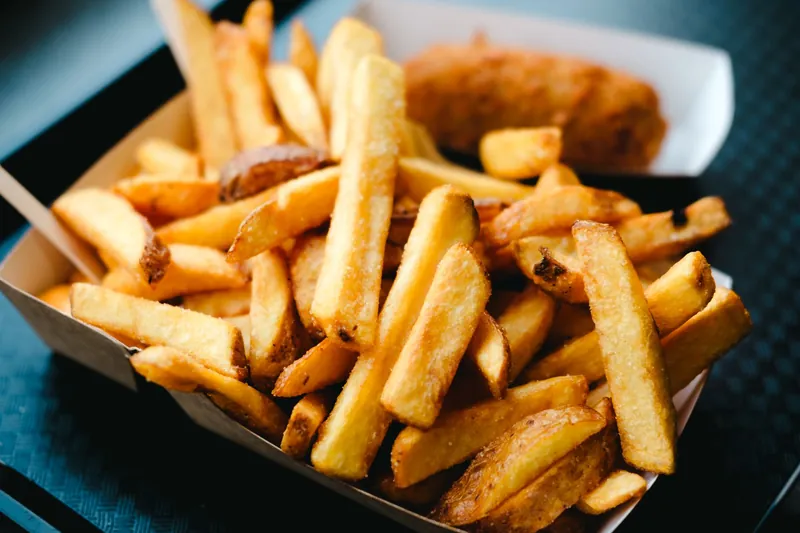 Chunky chips in a paper tray